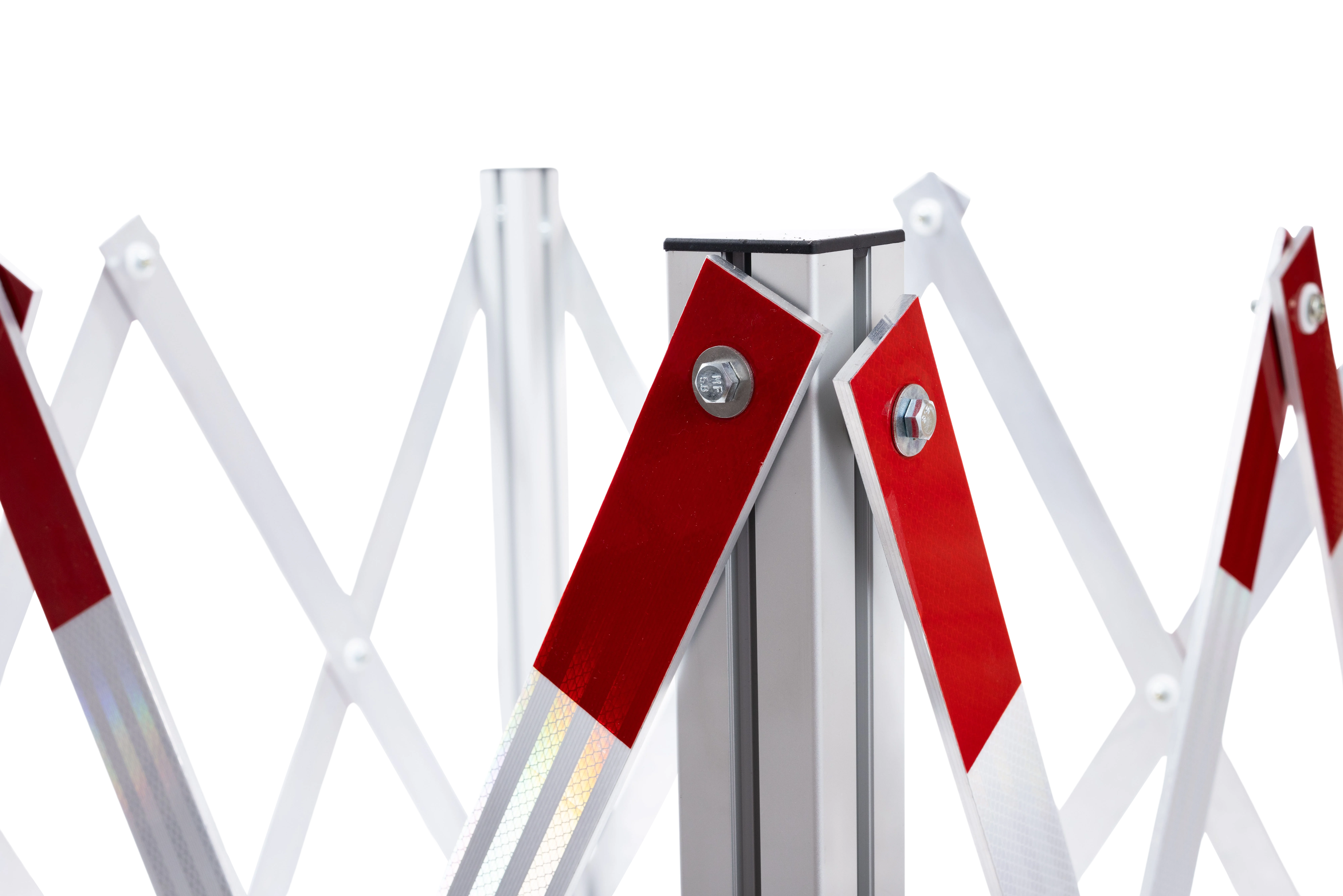 Detailansicht einer Schachtabsperrung aus Aluminium mit reflektierenden roten Elementen